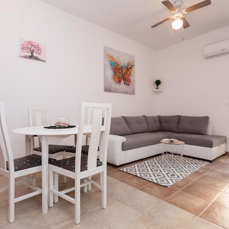 Lara - Apartment Near The Beach Vrbnik Buitenkant foto
