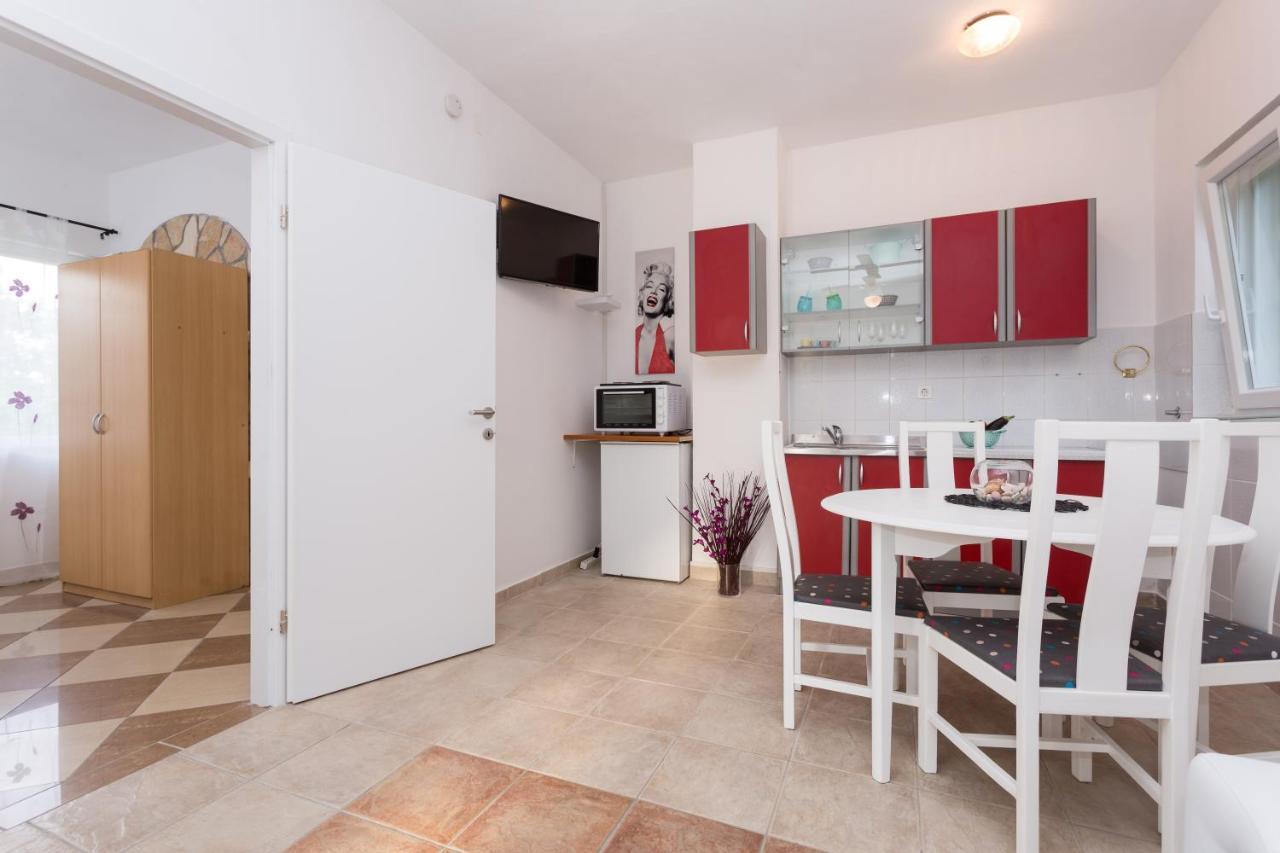 Lara - Apartment Near The Beach Vrbnik Buitenkant foto