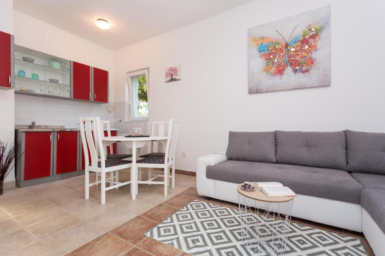 Lara - Apartment Near The Beach Vrbnik Buitenkant foto