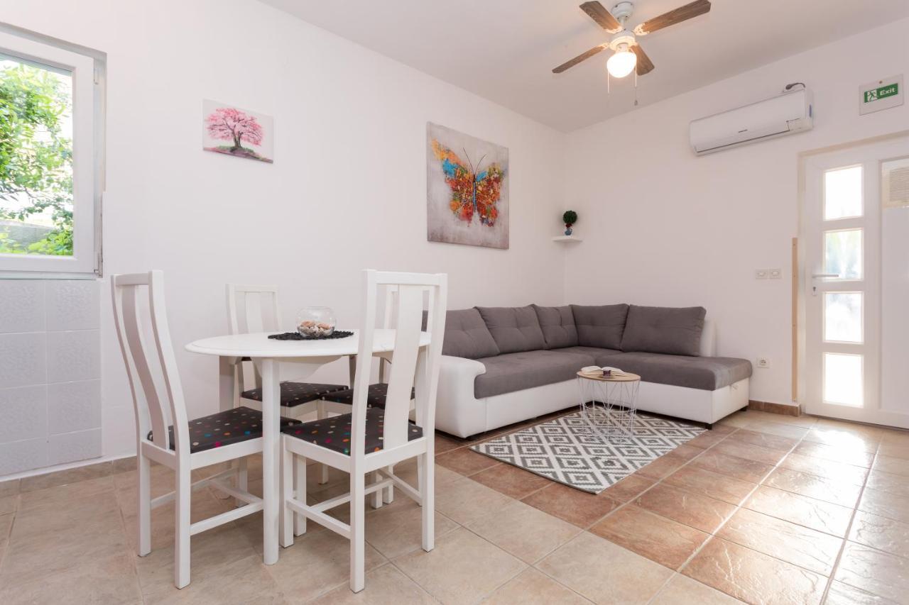Lara - Apartment Near The Beach Vrbnik Buitenkant foto