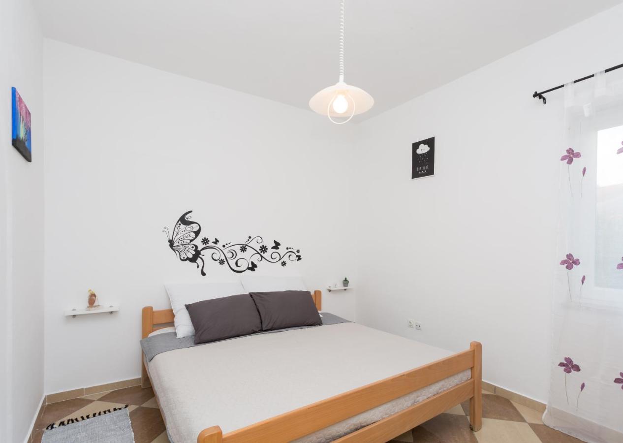 Lara - Apartment Near The Beach Vrbnik Buitenkant foto