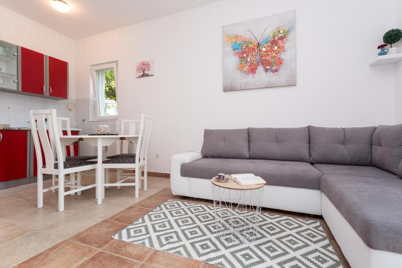Lara - Apartment Near The Beach Vrbnik Buitenkant foto