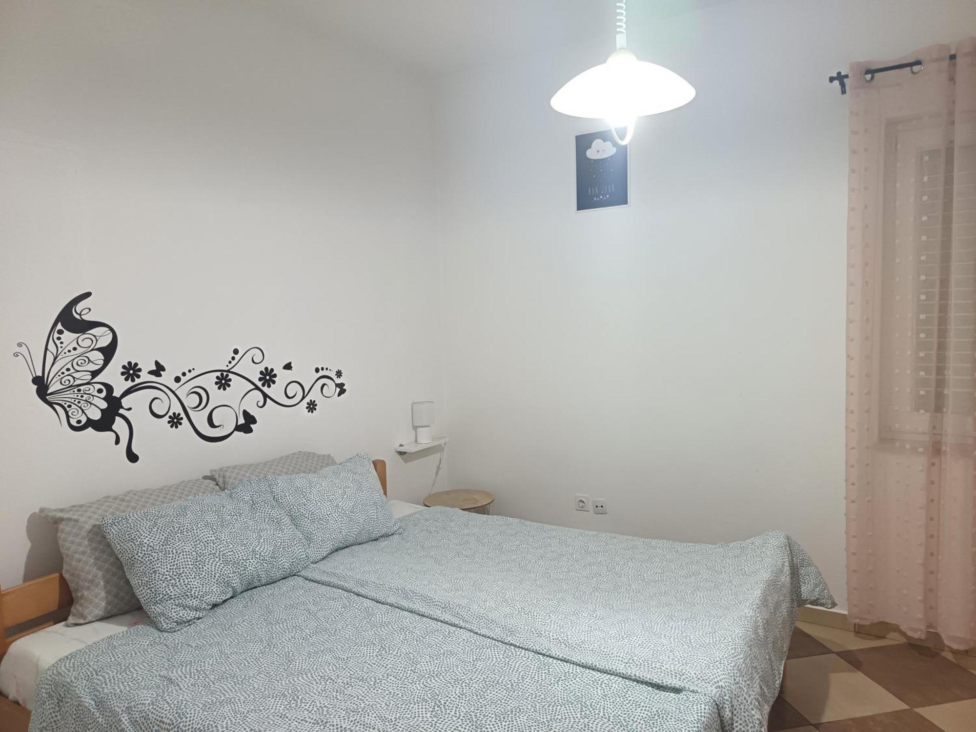 Lara - Apartment Near The Beach Vrbnik Buitenkant foto