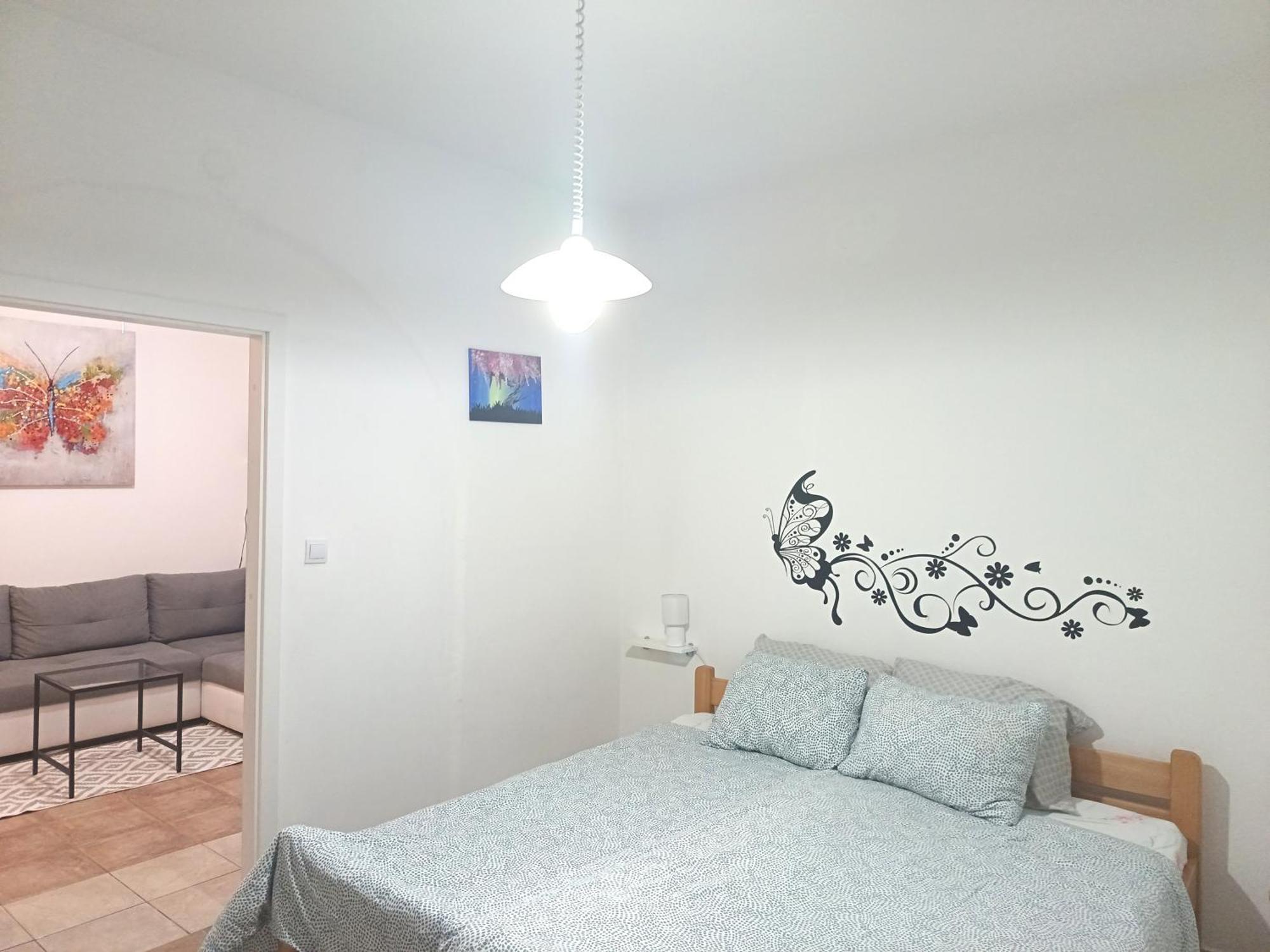 Lara - Apartment Near The Beach Vrbnik Buitenkant foto